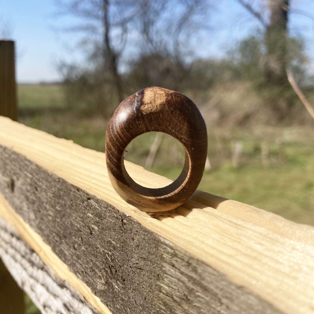 Bolle ring van gouden regen hout - Marcelle van der Leeuw